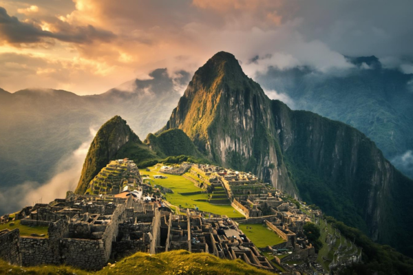 Turistas em viagem a Machu Picchu com guia local no Peru